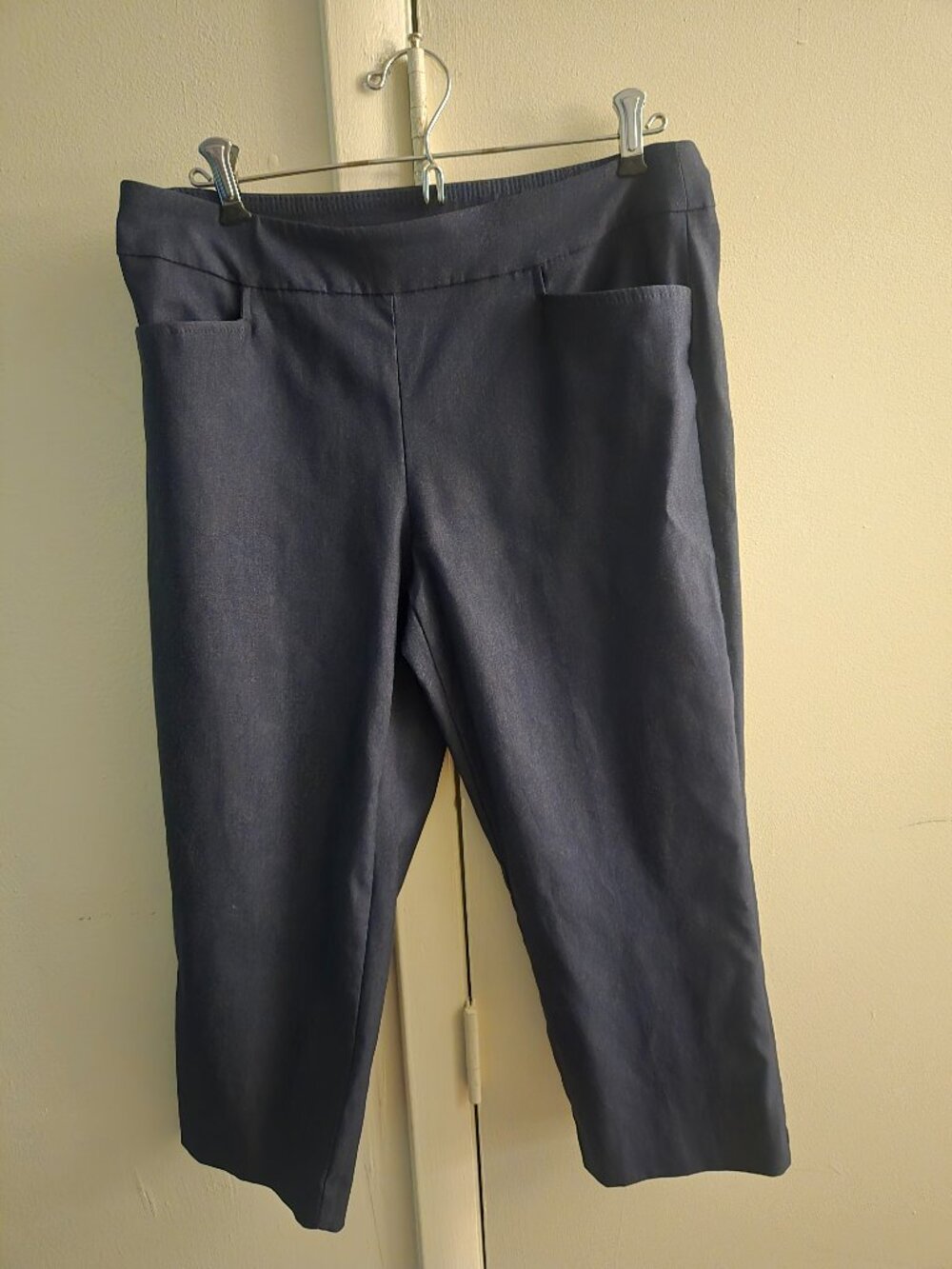 Stylish and comfortable Time and Tru capri pants in size Medium